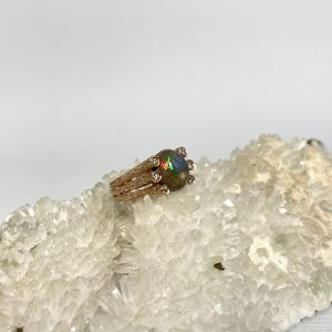Anello in oro rosso con opale nero e diamanti brown