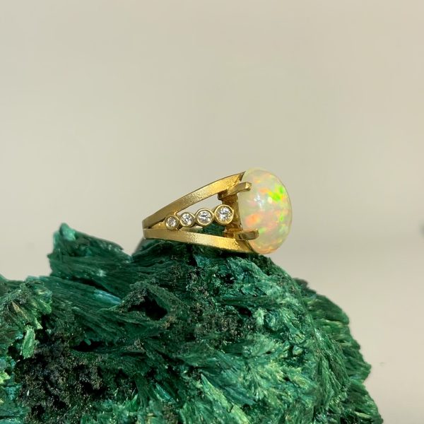 Anello in oro giallo con opale e diamanti - immagine 3