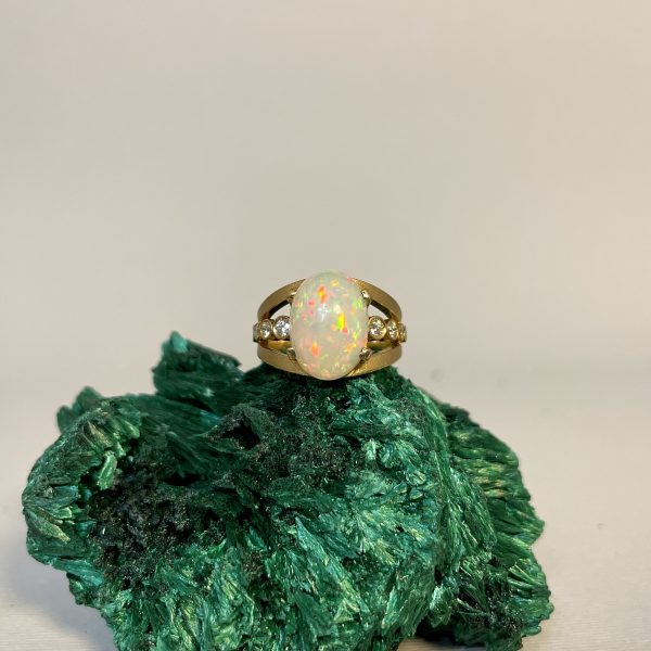 Anello in oro giallo con opale e diamanti - immagine 2