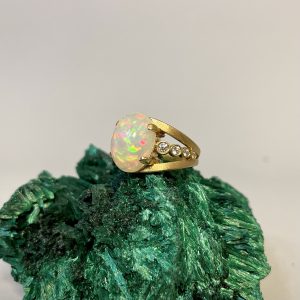 Anello in oro giallo con opale e diamanti