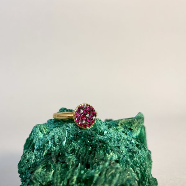 Anello in oro giallo con rubini e diamanti - immagine 2
