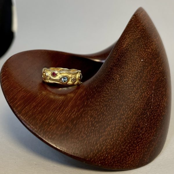 Anello in oro giallo con pietre preziose - immagine 3