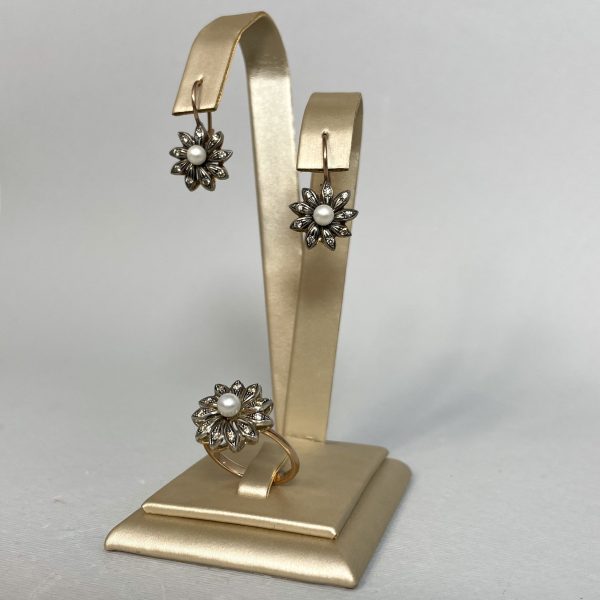 Parure orecchini e anello con diamanti e perle - immagine 2