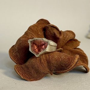 Anello in argento con tormalina omega del Madagascar