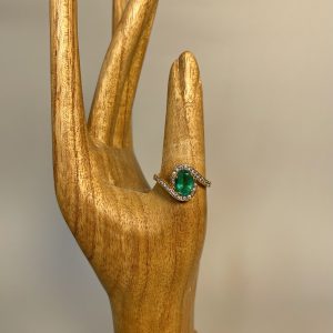 Anello in oro giallo con smeraldo e diamanti