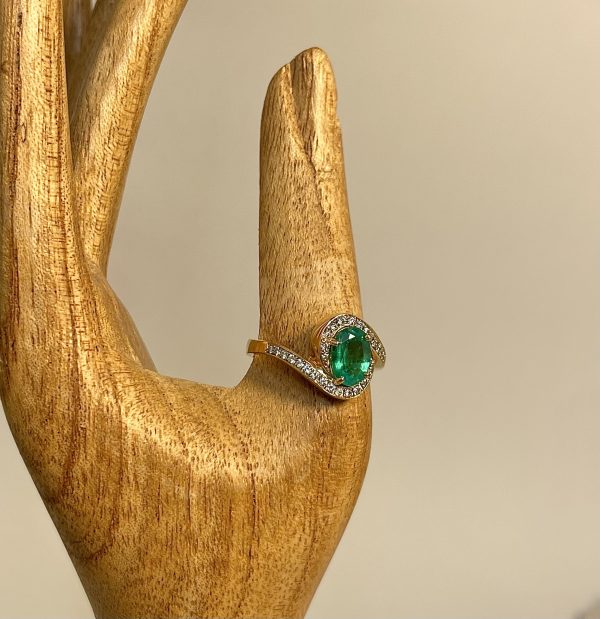 Anello in oro giallo con smeraldo e diamanti - immagine 3