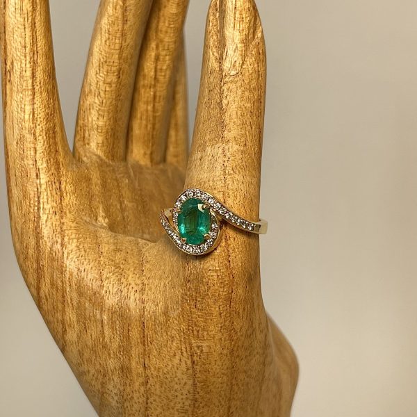 Anello in oro giallo con smeraldo e diamanti - immagine 2