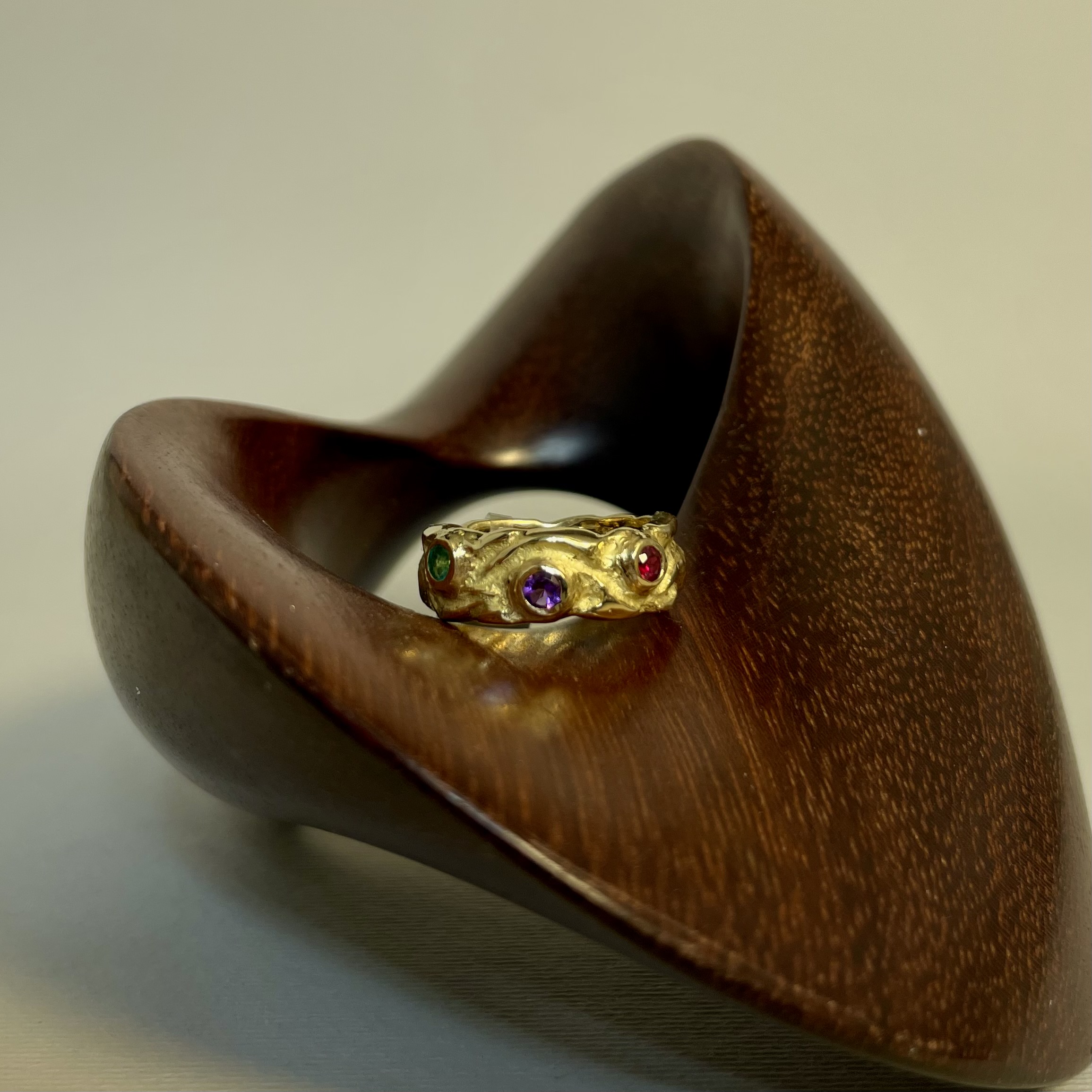 Anello in oro giallo con pietre preziose - Iruna Gioielli