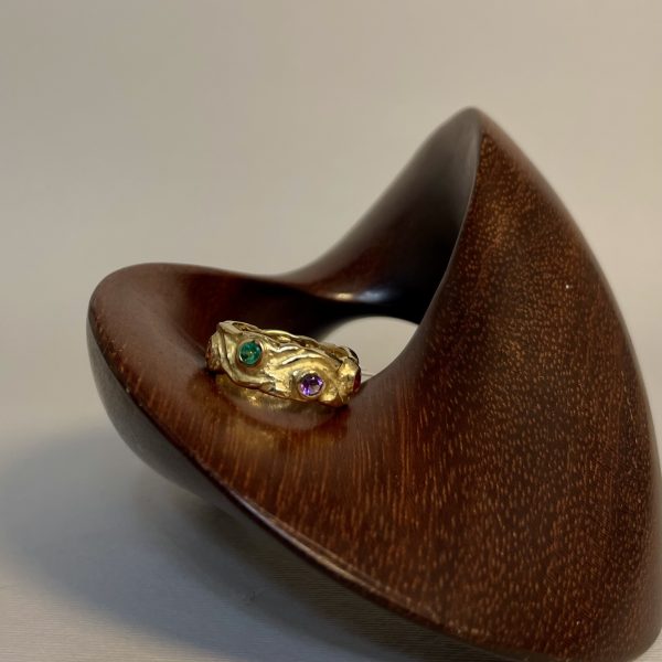 Anello in oro giallo con pietre preziose - immagine 2