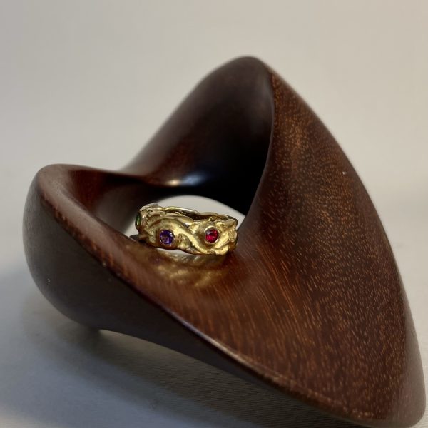 Anello in oro giallo con pietre preziose - immagine 4