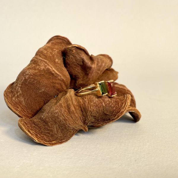 Anello in oro giallo con tormalina verde e rosa - immagine 2