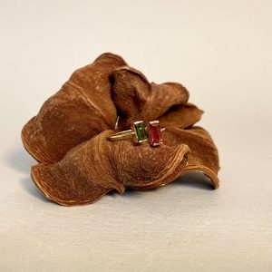 Anello in oro giallo con tormalina verde e rosa
