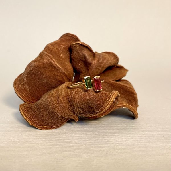 Anello in oro giallo con tormalina verde e rosa