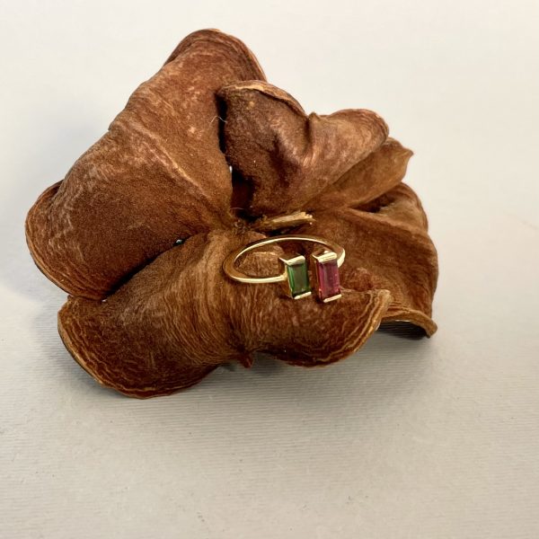Anello in oro giallo con tormalina verde e rosa - immagine 4