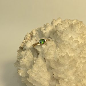Anello in oro giallo con tormalina verde