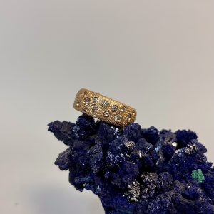 Anello in oro rosso con diamanti brown