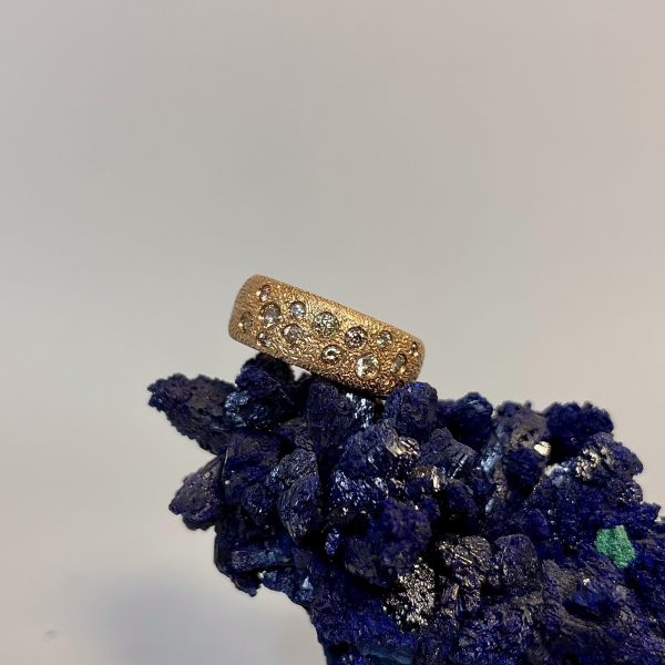 Anello in oro rosso con diamanti brown