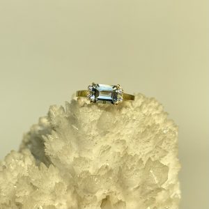 Anello in oro giallo con acquamarina e diamanti