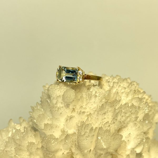 Anello in oro giallo con acquamarina e diamanti - immagine 2