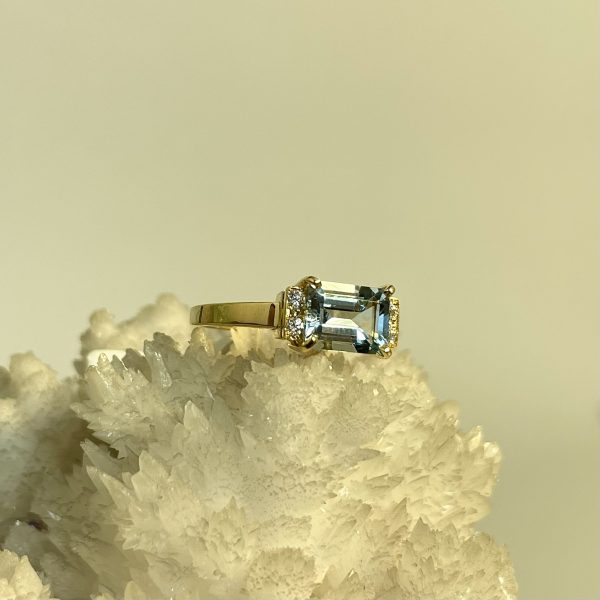 Anello in oro giallo con acquamarina e diamanti - immagine 3