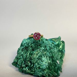 Anello in oro giallo con rubini e diamanti