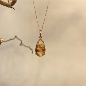 Collana in oro rosso con ciondolo di quarzo rutilato