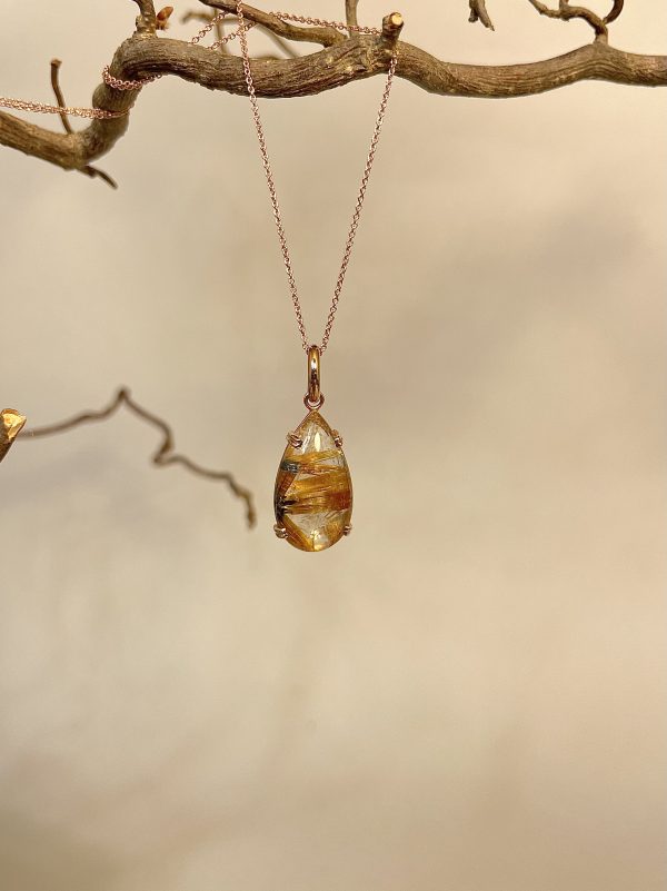 Collana in oro rosso con ciondolo di quarzo rutilato