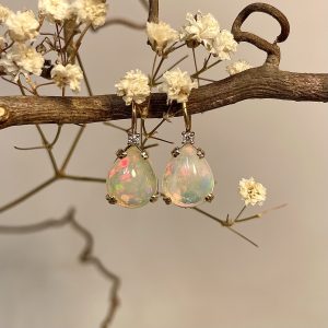 orecchini in oro giallo con opale e diamanti