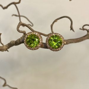 Orecchini in oro rosso con diamanti brown e peridoti