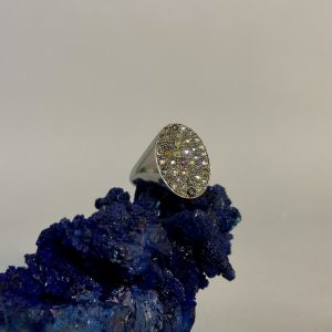 Anello in oro bianco con pavé di diamanti colorati