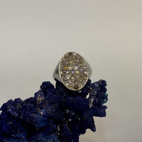 Anello in oro bianco con pavé di diamanti colorati - immagine 2