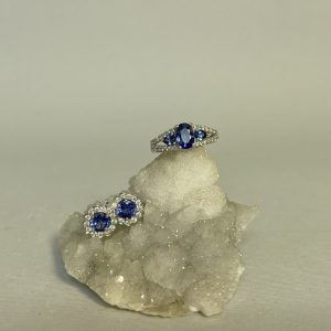Parure orecchini e anello in oro bianco con zaffiri e diamanti