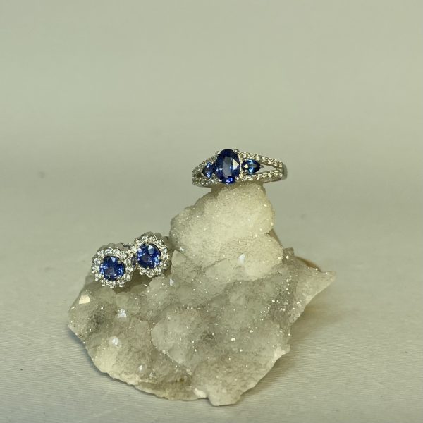 Parure orecchini e anello in oro bianco con zaffiri e diamanti - immagine 3