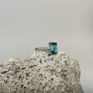 anello in oro bianco con tormalina indicolite e diamanti