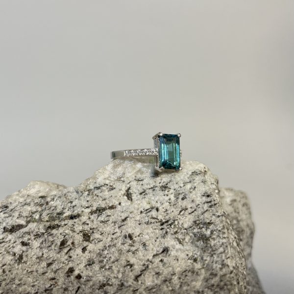 anello in oro bianco con tormalina indicolite e diamanti