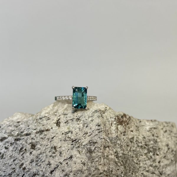 anello in oro bianco con tormalina indicolite e diamanti - immagine 2