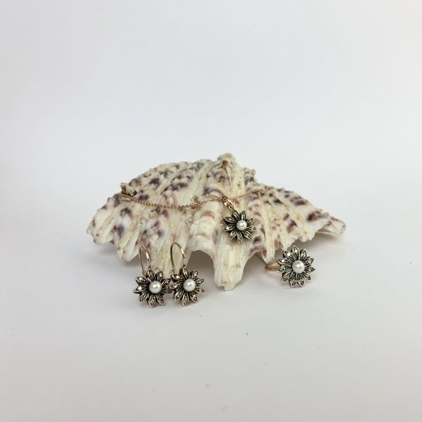 Parure orecchini e anello con diamanti e perle