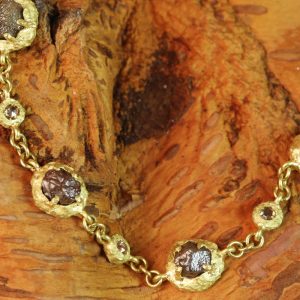 Bracciale in oro giallo con diamanti grezzi