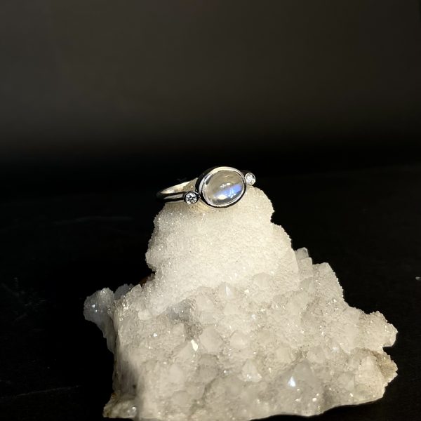 Anello in oro bianco con adularia (pietra di luna) e diamanti - immagine 2