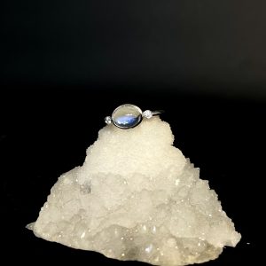 Anello in oro bianco con adularia (pietra di luna) e diamanti