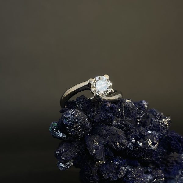 Anello "solitario" in oro bianco con diamante - immagine 3