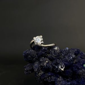 Anello "solitario" in oro bianco con diamante