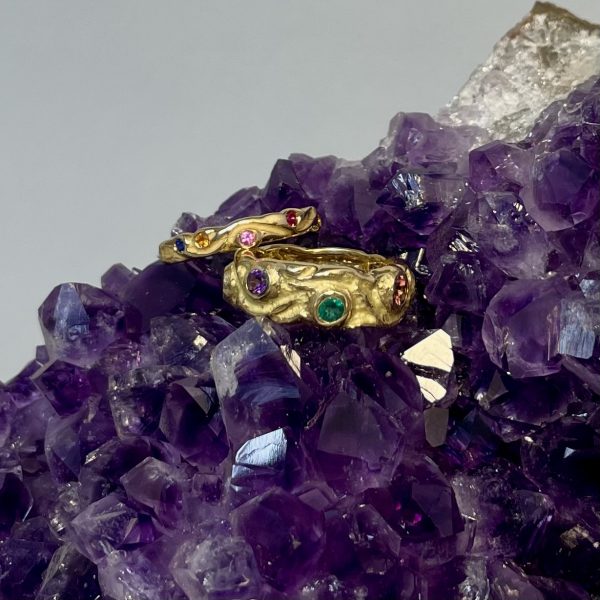 Anello sottile in oro giallo con pietre preziose - immagine 3