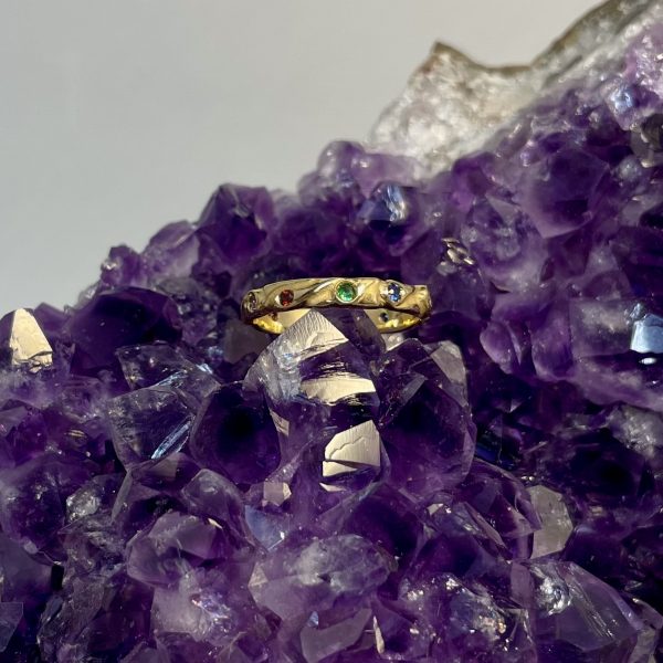 Anello sottile in oro giallo con pietre preziose