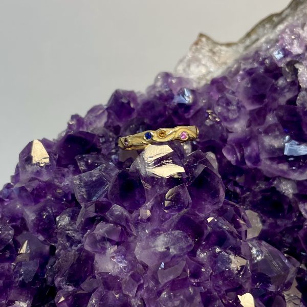 Anello sottile in oro giallo con pietre preziose - immagine 2