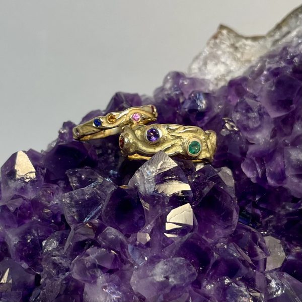 Anello sottile in oro giallo con pietre preziose - immagine 4