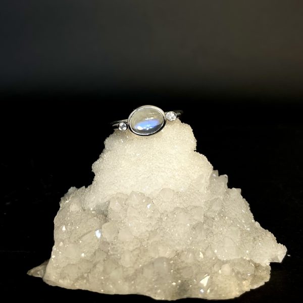 Anello in oro bianco con adularia (pietra di luna) e diamanti - immagine 3