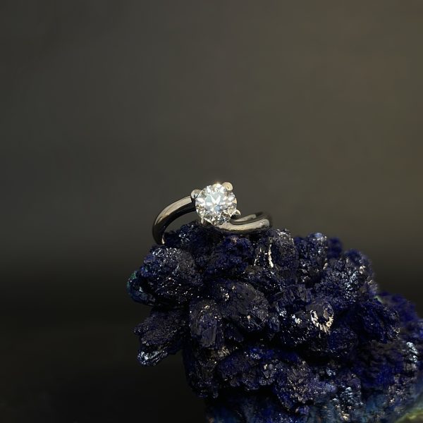 Anello "solitario" in oro bianco con diamante - immagine 2