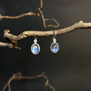 orecchini in oro bianco con Adularie (pietre di luna) e diamanti