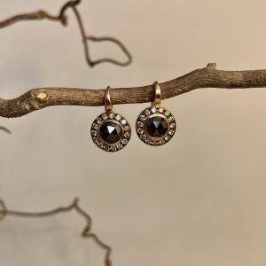 Orecchini in oro rosso con diamanti neri